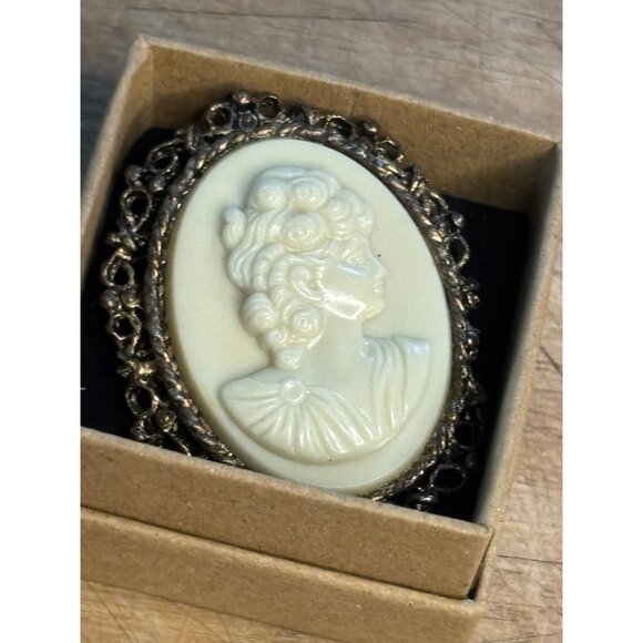 Vintage Cameo Brooch Pin With Detailed Woman Portrait In Ornate Metal Frame - Picture 2 of 9